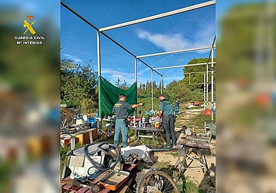 Agentes de la Guardia Civil en el taller ilegal desmantelado.