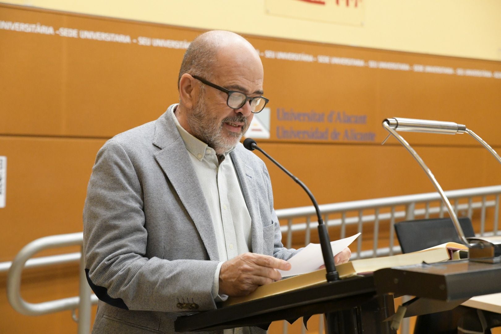 Alicante celebra el Día de la Constitución con una masiva lectura pública en la Sede Universitaria