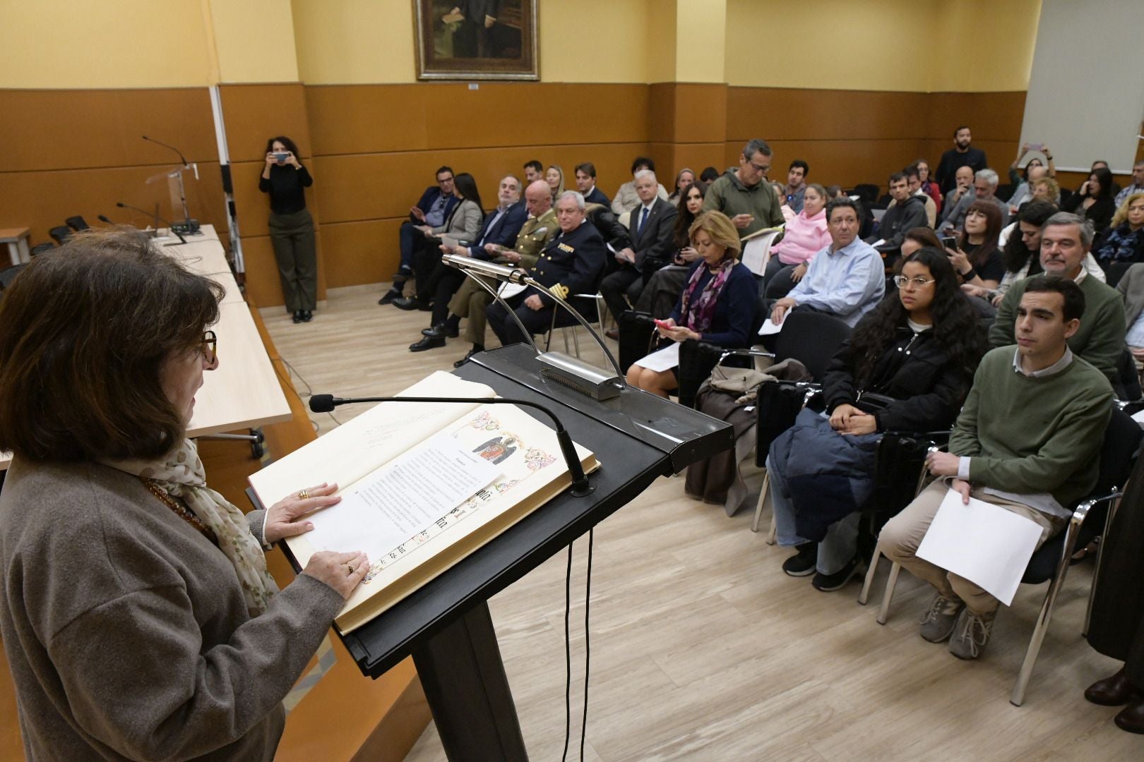 Alicante celebra el Día de la Constitución con una masiva lectura pública en la Sede Universitaria