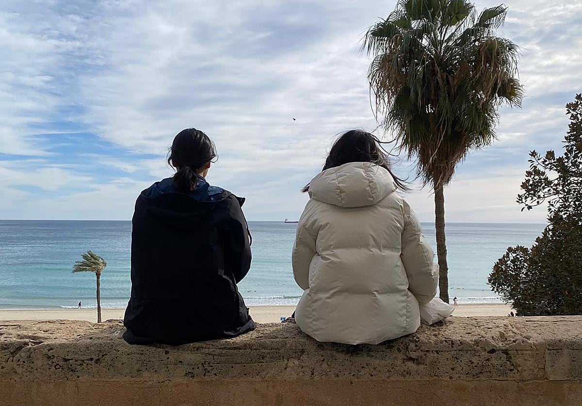 Dos chicas observan la playa del Postiguet.