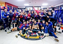 Celebración en el vestuario del Eldense.