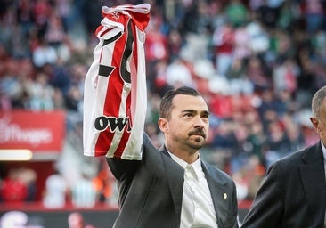 Miguel de las Cuevas, en el homenaje que recibió en El Molinón.