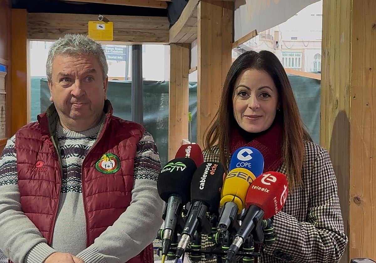 La edil Inma Mora y el presidente de la Asociación de Belenistas, Francisco Guilabert, durante la visita al Belén Municipal instalado en la Glorieta.