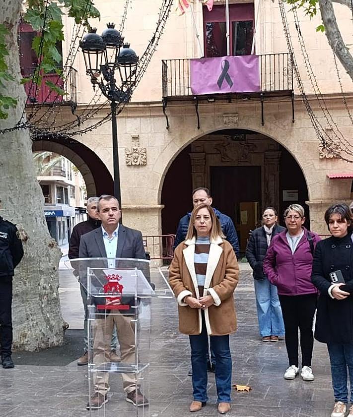 Imagen secundaria 2 - Minutos de silencio en Elche, Dénia y Aspe.