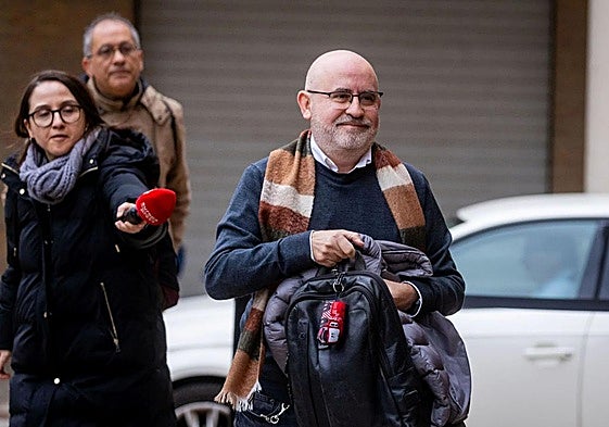 Suárez, con gesto tranquilo, a su llegada a los juzgados de Catarroja.