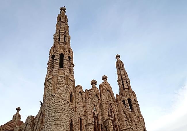 Grietas en la torre del santuario.