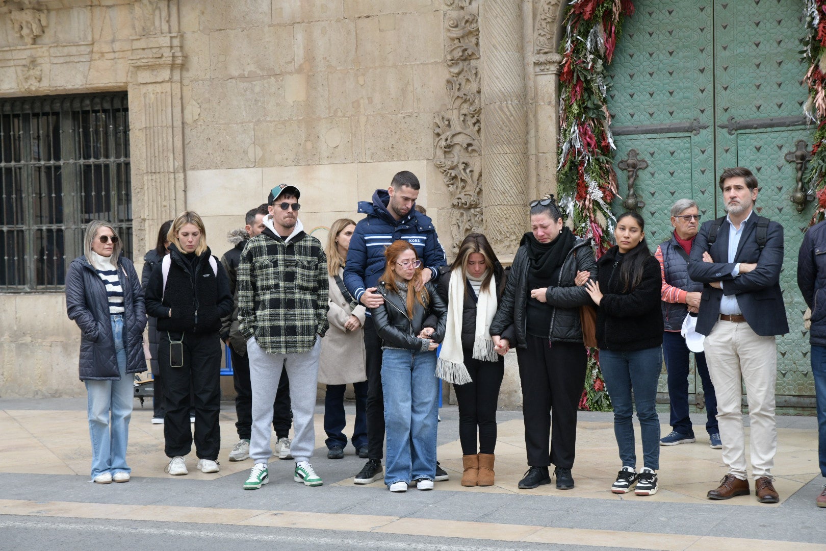 FOTOS | Minuto de silencio por la muerte de Oriana en Alicante
