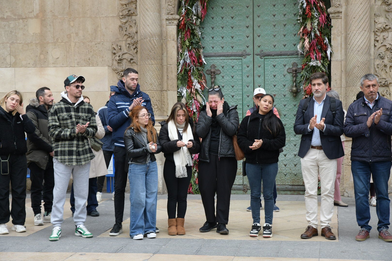 FOTOS | Minuto de silencio por la muerte de Oriana en Alicante