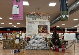 Adornos navideños en el Mercado Municipal de Villena.