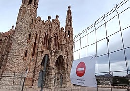 El santuario de Novelda cerrado por grietas en su torre izquierda.