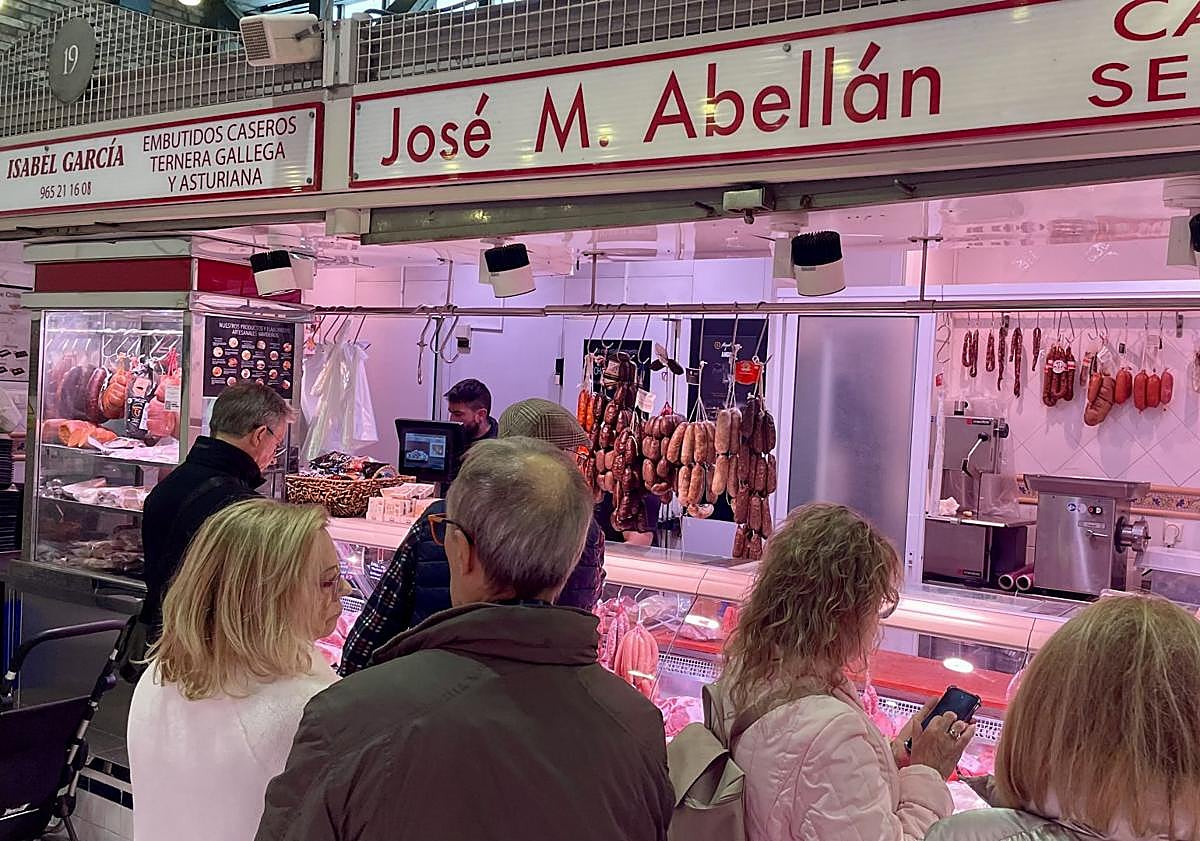 Imagen principal - Compras de carne y dulces de Navidad en el Mercado Central.