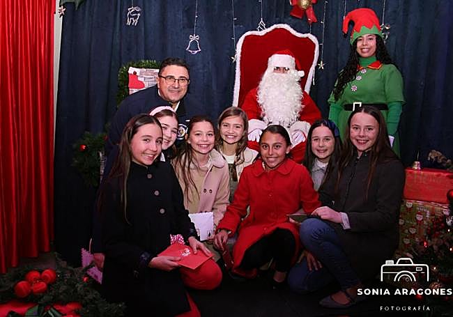 Representantes de la barraca con Papá Noel.
