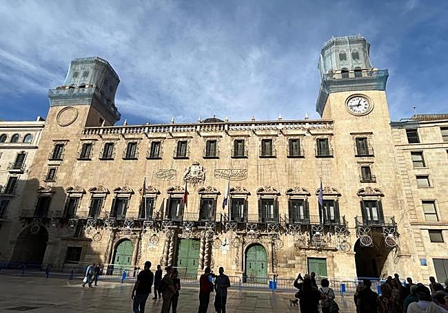 Torres del Ayuntamiento con las redes de protección.