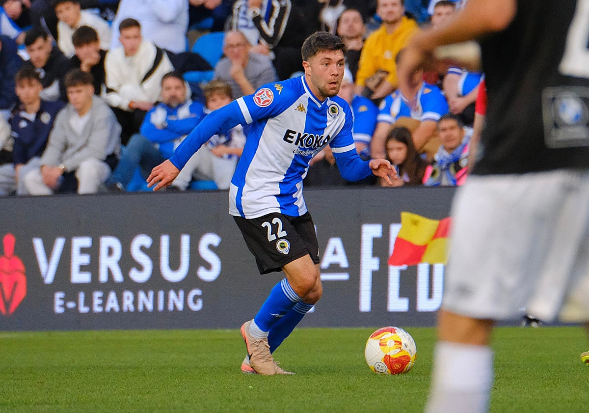 Imagen principal - Aranda, Fran Sol y Beto Company, durante el encuentro de este sábado en el estadio Rico Pérez.