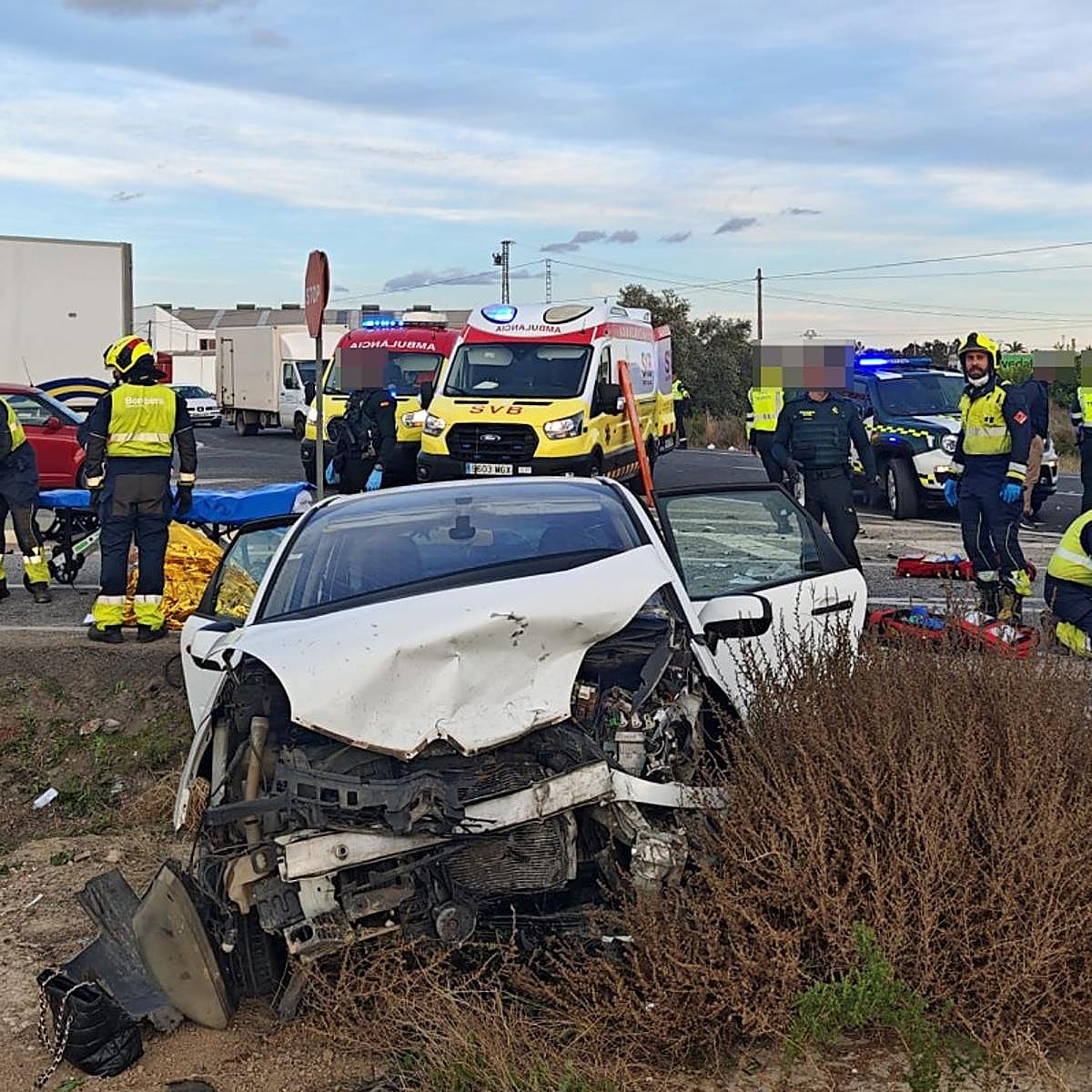 Imagen principal - A 20-month-old baby among six assisted after a traffic accident in Cox