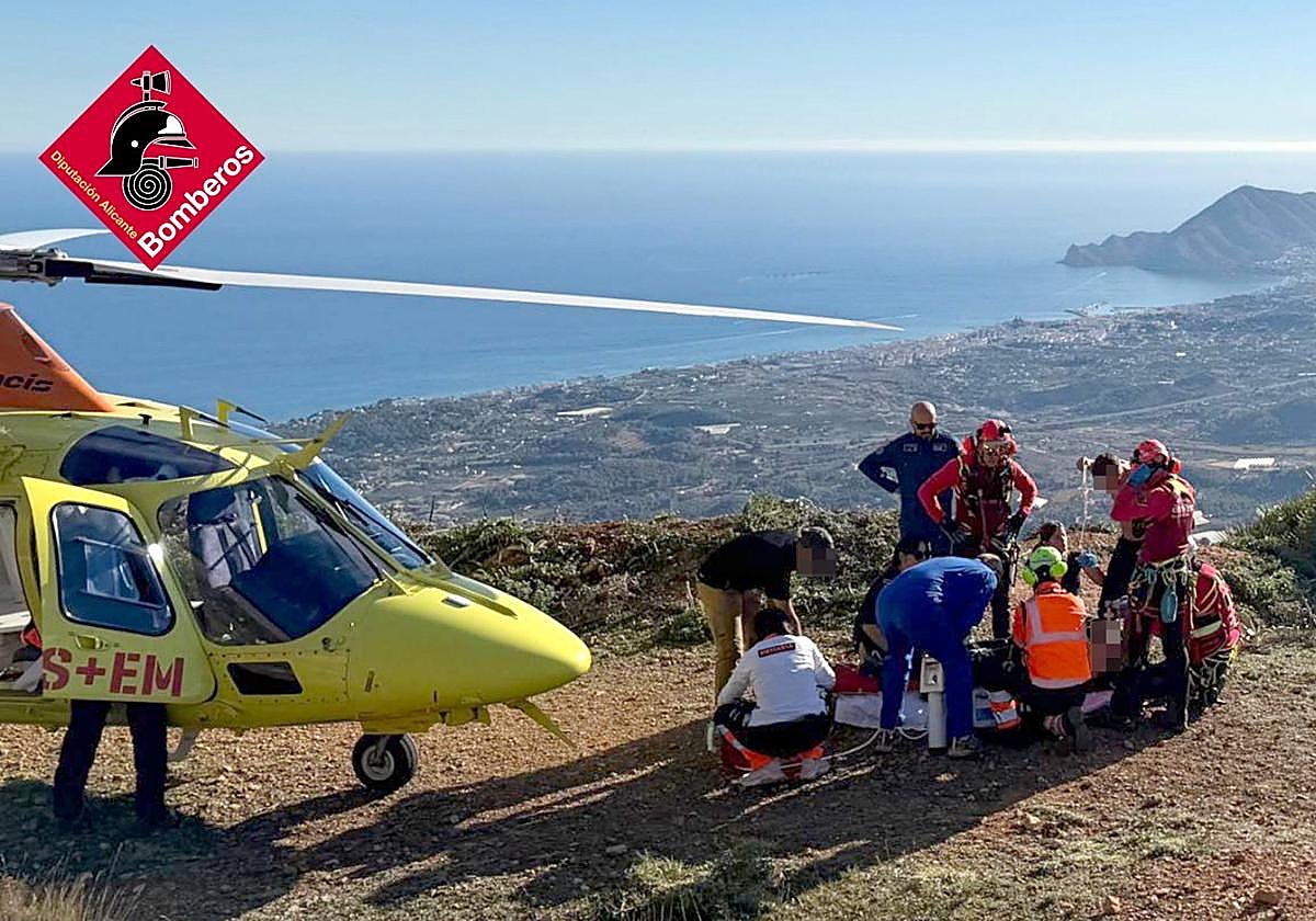 Diversos efectivos atienden al senderista desplomado mientras hacía una ruta de montaña.
