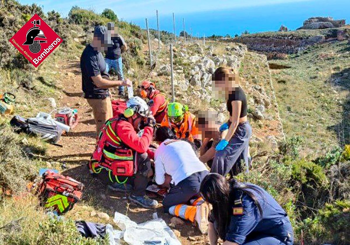 Efectivos atienden al senderista desplomado este domingo en la sierra de Bernia.