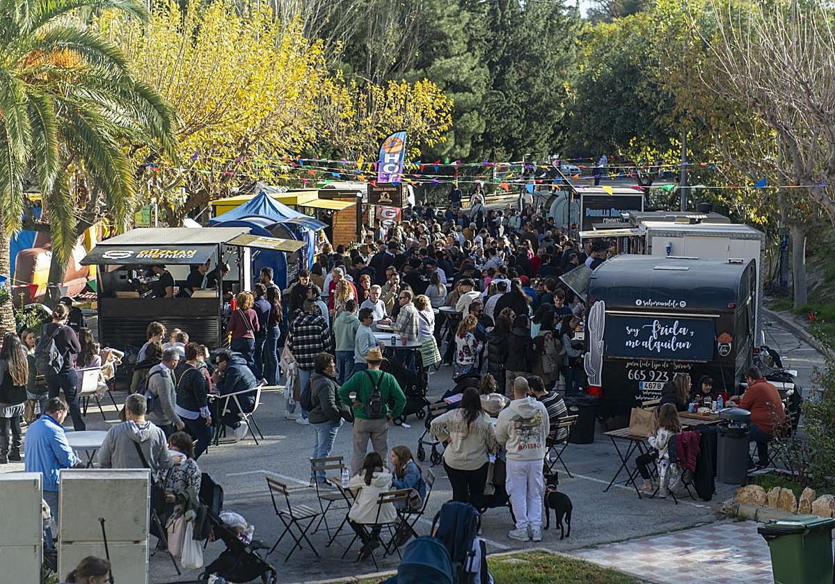 Visitantes disfrutan de su Feria de Navidad.