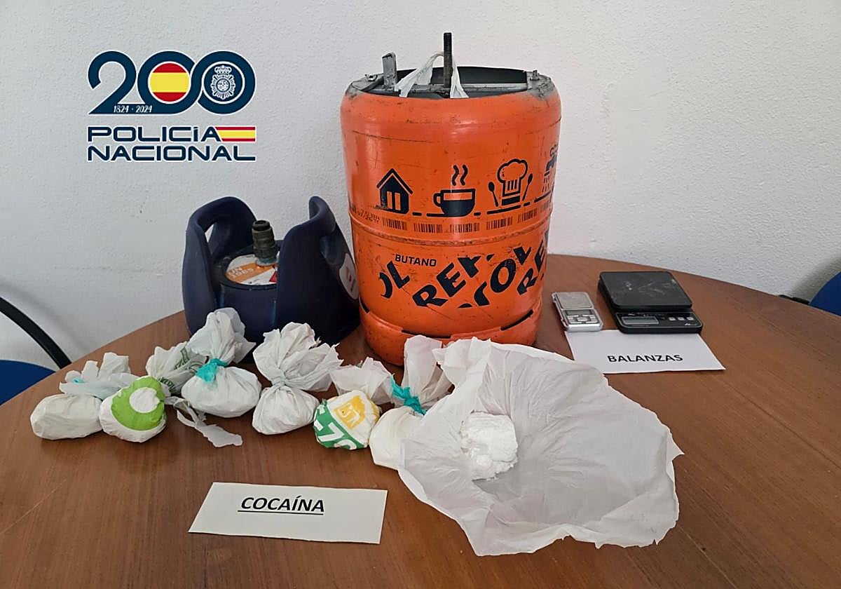 Efectos intervenidos, entre los que se encuentra la bombona de butano donde se escondía la droga.