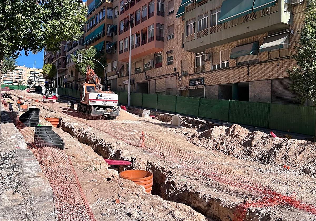 Avance de las obras de reurbanización en la calle Clara Campoamor, donde ya se ha renovado el colector.