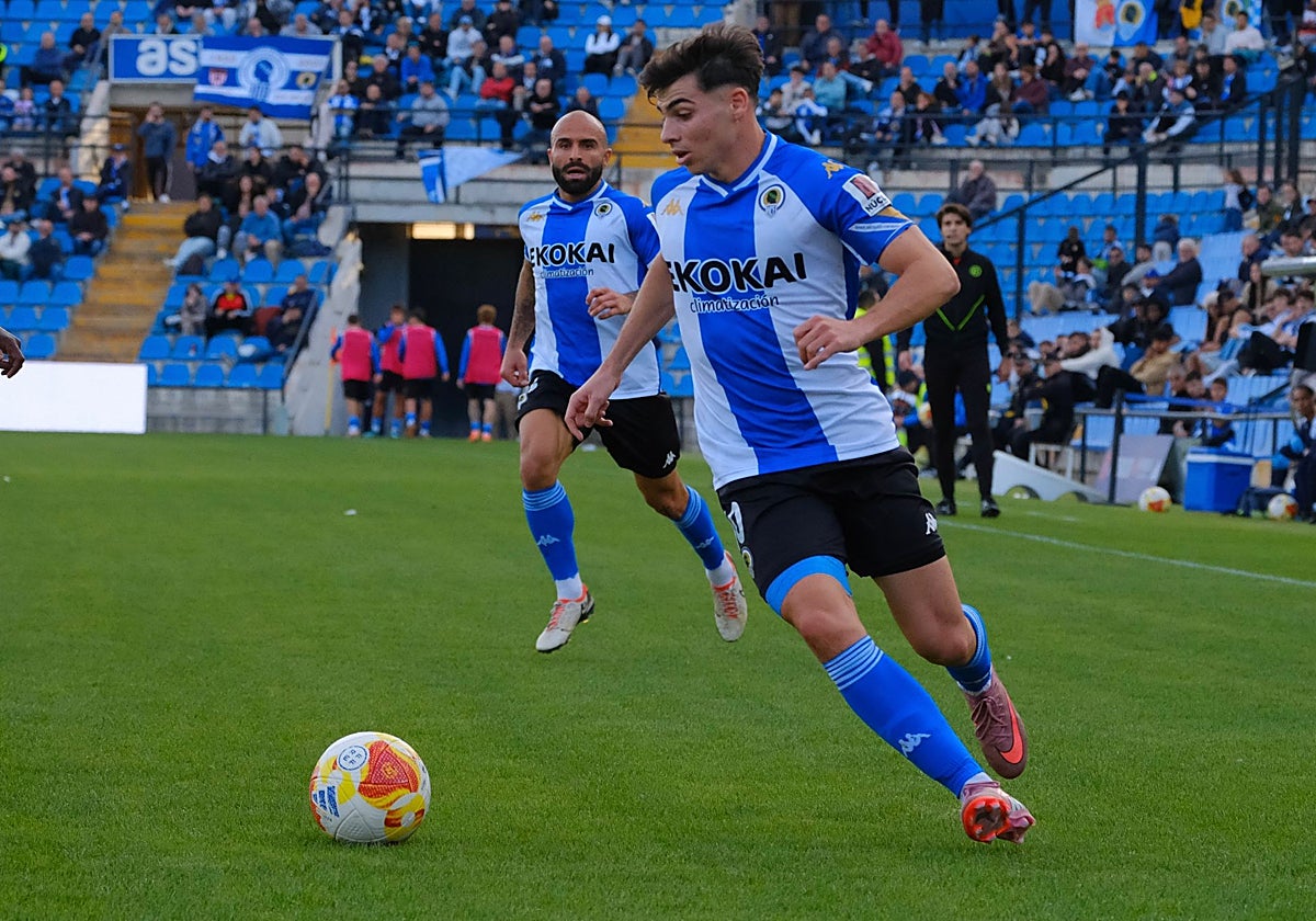 Nico Espinosa avanza con el balón controlado el pasado sábado.