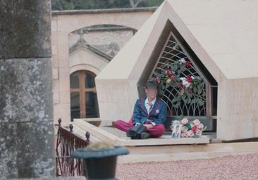 Polémica por el rodaje de una película para adultos junto al mausoleo de Camilo  Sesto en Alcoi | TodoAlicante