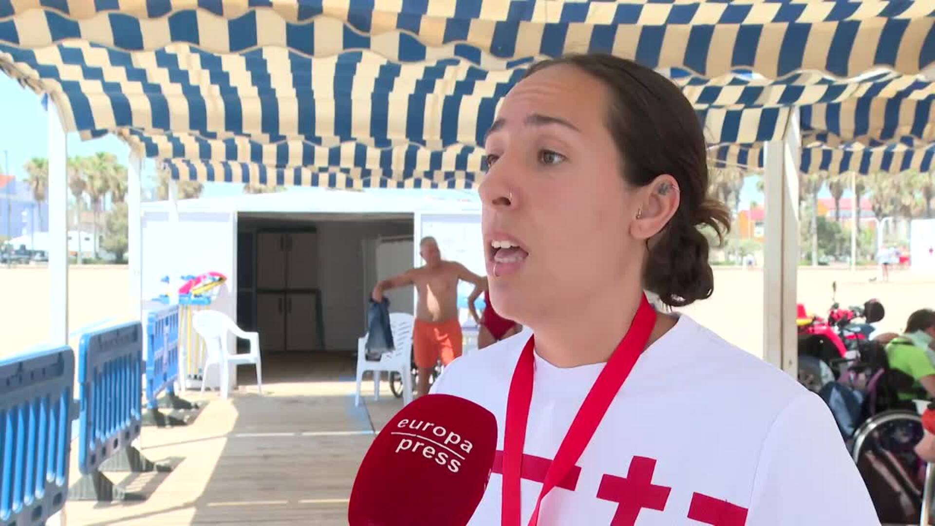 Cruz Roja trabaja en la atención a personas con diversidad en las playas accesibles