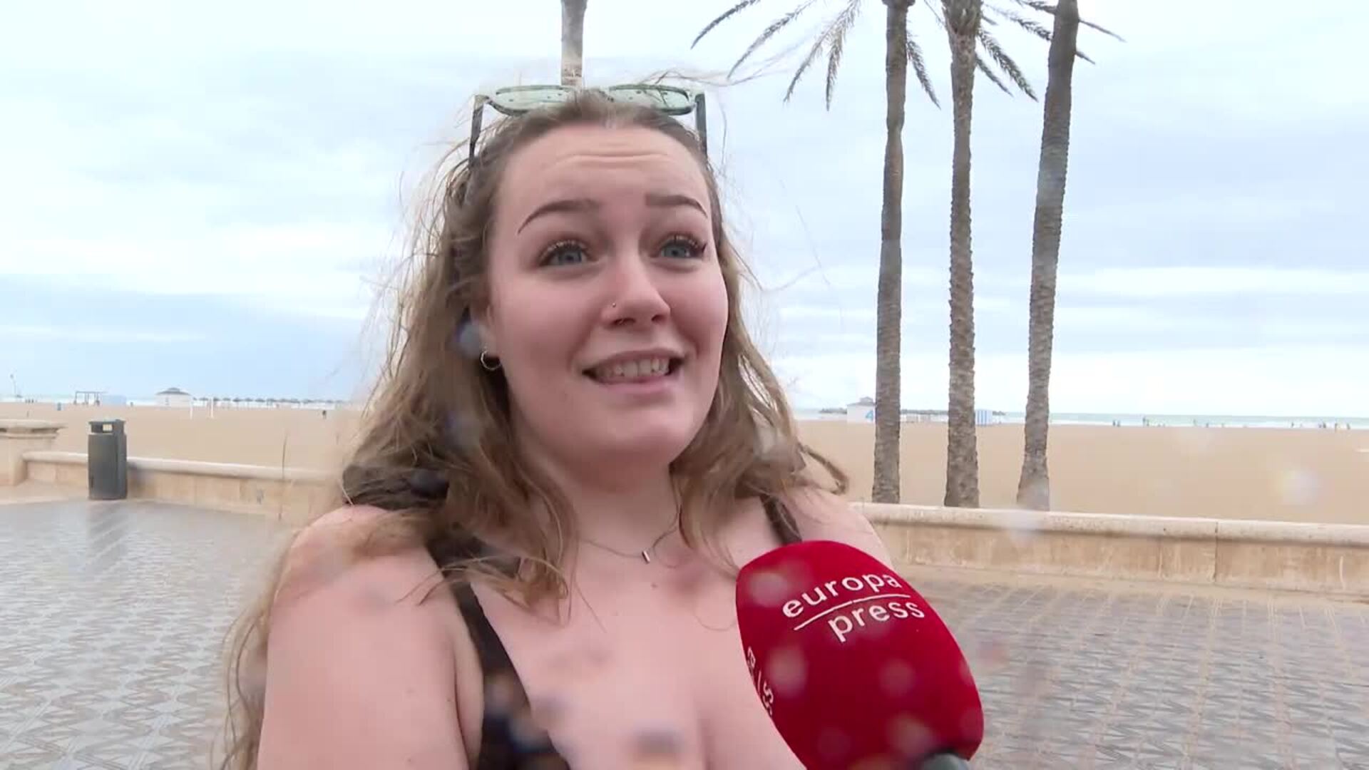 Bajan las temperaturas y llueve en Valencia: "Teníamos previsto estar todo el día en la playa"