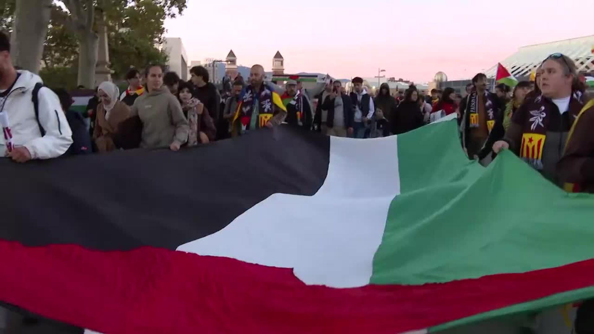 Miles de aficionados se dirigen al Estadi Olímpic para ver el Catalunya-Palestina