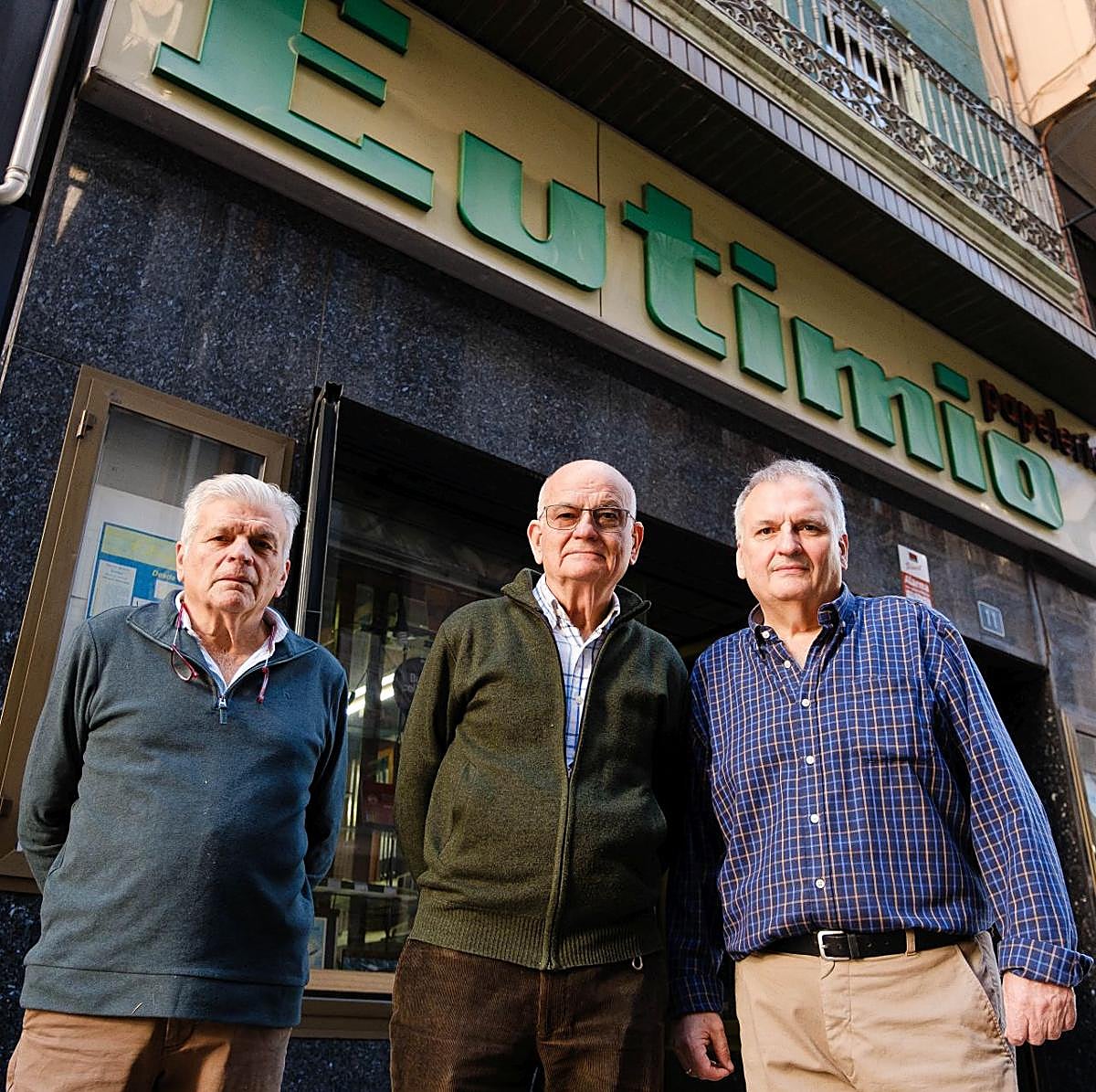 Los tres hermanos en papelería Eutimio.