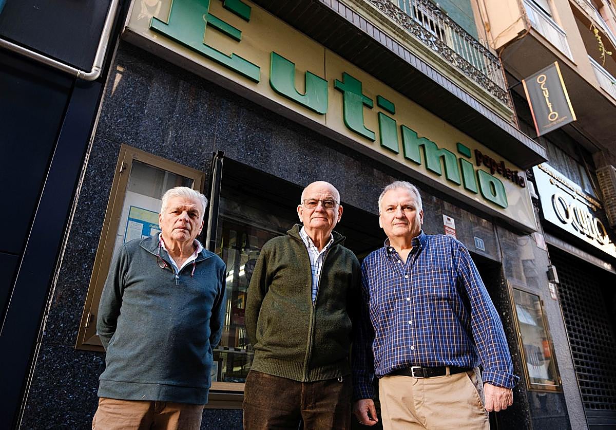 Los tres hermanos en papelería Eutimio.