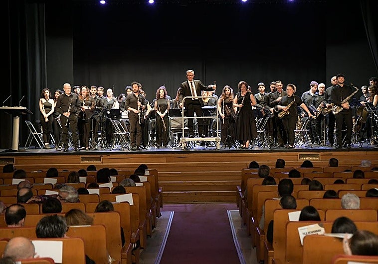 Sèneca-Autobusos rinde honores musicales al alma femenina de la fiesta de Fogueres