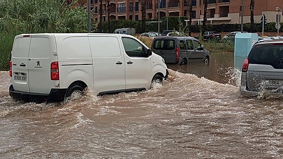 Cancelaciones, pequeñas inundaciones y carreteras cortadas por la lluvia en el norte y sur de Alicante