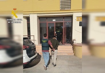 La Guardia Civil custodia a los dos detenidos.