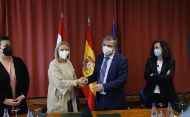 María Somalo y Pablo Rubio, tras la firma del protocolo, esta mañana. 